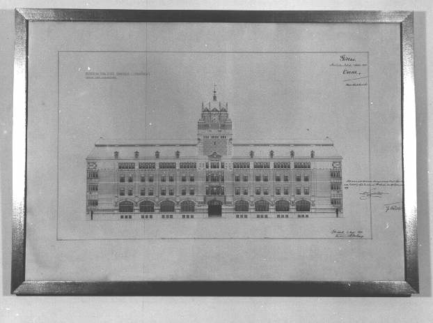Ritning över fasaden mot Vasagatan i Stockholm av det år 1903
byggda posthuset. Ritningen inramad i en gul träram.