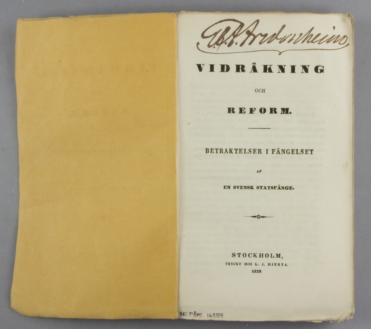 Bok, häftat pappersband: "Vidräkning och reform. Betraktelser i fängelset af en svensk statsfånge" skriven av Magnus Jacob Crusenstolpe och tryckt hos Lars Johan Hierta i Stockholm 1839.

Häftad och oskuren i samtida gult tryckt omslag. Med G. Fredenheims namnteckning. Från Östanå, enligt uppgift av säljaren.