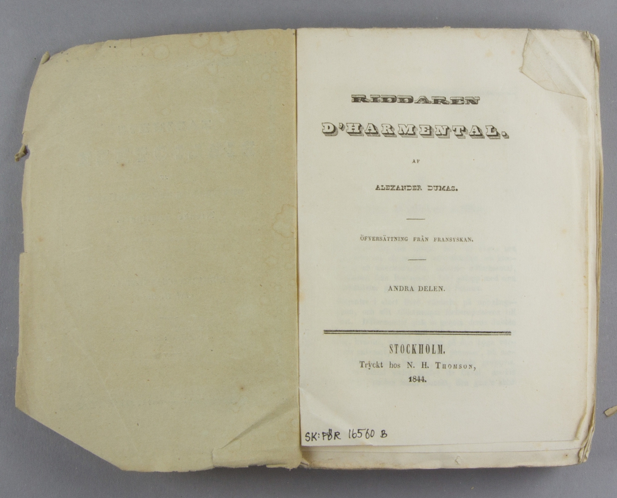 Bok, häftat pappersband: "Riddaren d’Harmental. Del II, III." skriven av Alexandre Dumas och tryckt hos N. H. Thomson i Stockholm 1844. 

Andra häftet av två. Häftad och oskuren i tryckt omslag. Med Emelie Ridderstads namnteckning på främre omslaget.