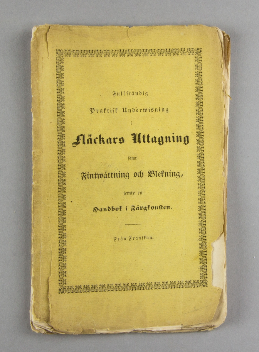 Bok, häftat pappersband: "Fullständig praktisk underwisning i fläckars uttagning samt fintwättning och blekning eller konsten att ändamålsenligt bleka tyg, twätta blonder, siden, stickade och guldbroderade tyger, sammet, flor, atlas, damast m.m.; men isynnerhet att, utan olägenhet för tyg och färg, ur ylle, siden, linne, bomull &c. uttaga alla slags fläckar, såsom af fett, wax, talg, harz, tjera, wagnssmörja, gatsmuts, dam, wäxtsafter, frugt, rost, bläck, kaffe, chokolad, win, punsch, öl &c.; att på tyger återställa förstörda färger samt att bereda de förnämsta fläck-kulor; jemte en handbok i färgkonsten." tryckt hos Hörbergska Tryckeriet i Stockholm 1844. Översatt från franska.

Häftad och oskuren i samtida gult tryckt omslag.
