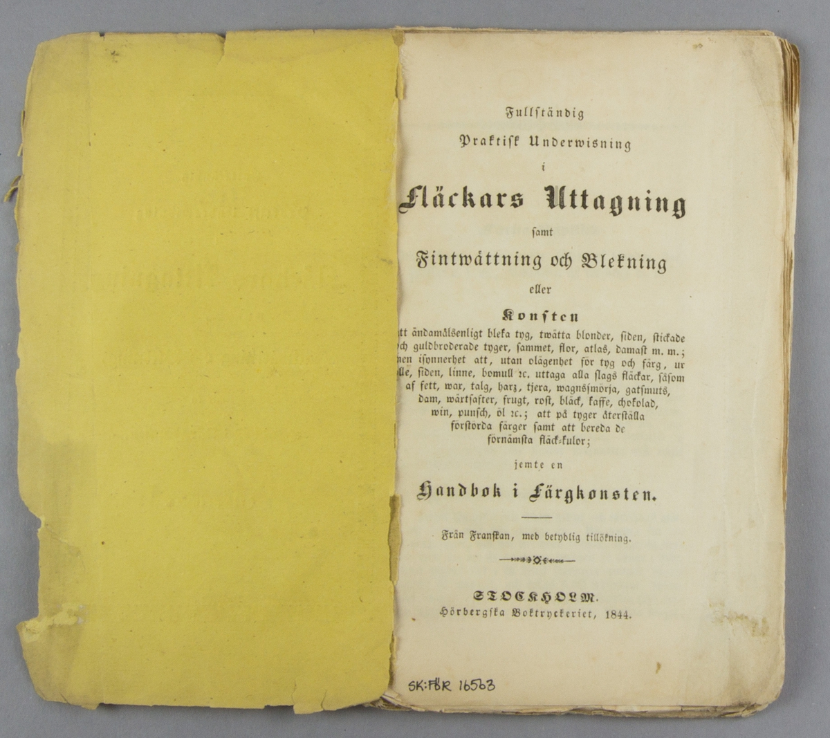 Bok, häftat pappersband: "Fullständig praktisk underwisning i fläckars uttagning samt fintwättning och blekning eller konsten att ändamålsenligt bleka tyg, twätta blonder, siden, stickade och guldbroderade tyger, sammet, flor, atlas, damast m.m.; men isynnerhet att, utan olägenhet för tyg och färg, ur ylle, siden, linne, bomull &c. uttaga alla slags fläckar, såsom af fett, wax, talg, harz, tjera, wagnssmörja, gatsmuts, dam, wäxtsafter, frugt, rost, bläck, kaffe, chokolad, win, punsch, öl &c.; att på tyger återställa förstörda färger samt att bereda de förnämsta fläck-kulor; jemte en handbok i färgkonsten." tryckt hos Hörbergska Tryckeriet i Stockholm 1844. Översatt från franska.

Häftad och oskuren i samtida gult tryckt omslag.