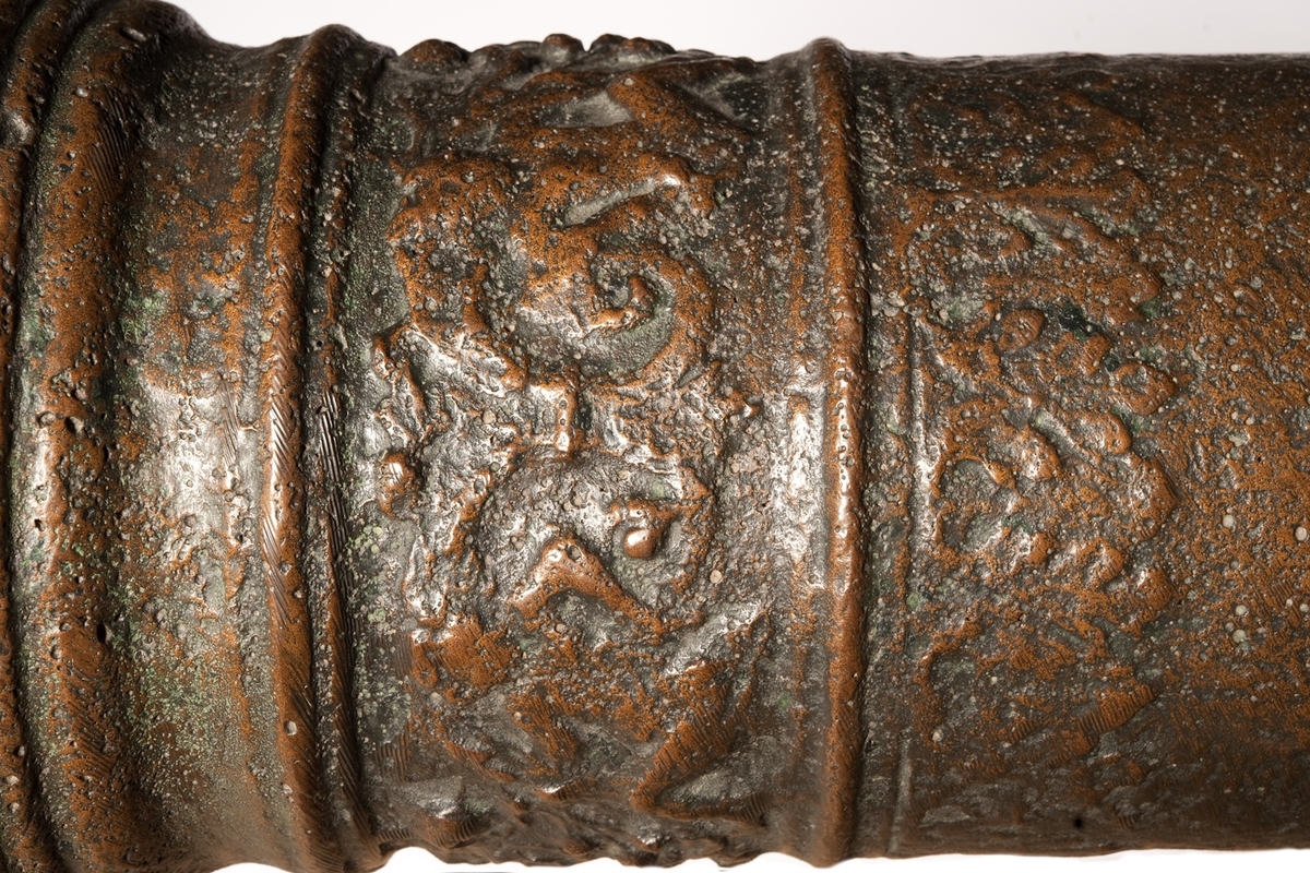 Kanonrör.
Gjutet riksvapen med initialerna G.A.R.S och årtalet 1626. Band med Vasakärvar och akantusblad.