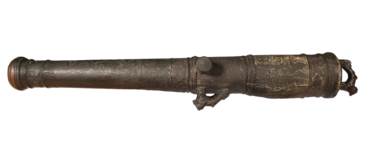 Kanonrör.
Gjutet riksvapen med initialerna G.A.R.S och årtalet 1626. Band med Vasakärvar och akantusblad.