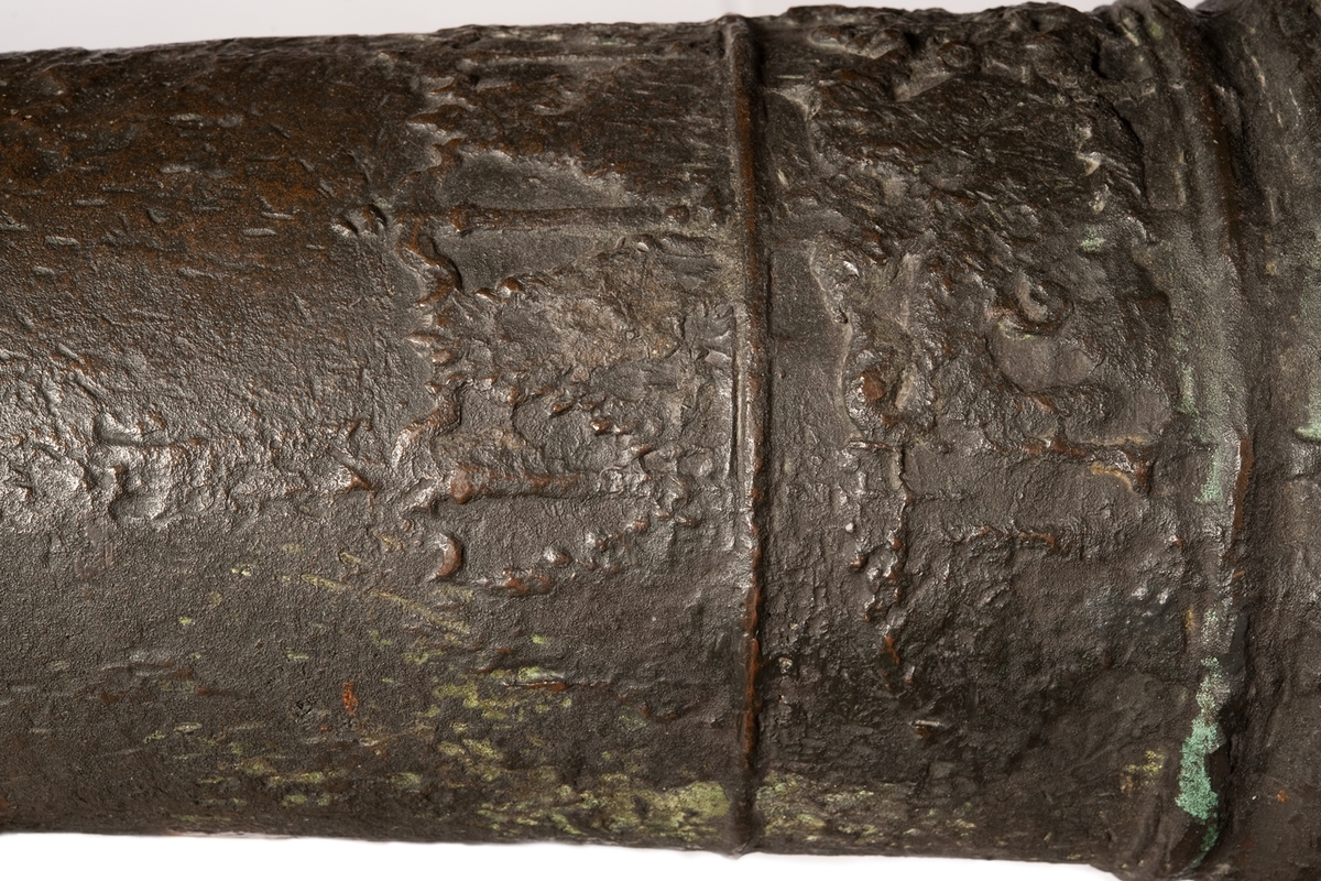 Kanonrör.
Gjutet riksvapen med initialerna G.A.R.S och årtalet 1626. Band med Vasakärvar och akantusblad.