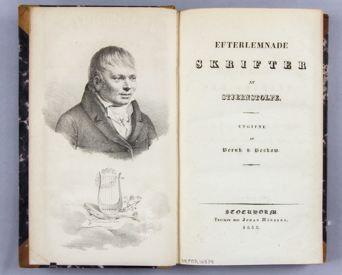 Bok, halvfransktband: "Efterlemnade skrifter" skriven av Jonas Magnus Stjernstolpe och tryckt hos J. Hörberg och utgiven av Bernhard von Beskow i Stockholm 1833. 

Bandet med guldornerad och blinddekorerad rygg samt svart titeletikett. Pärmen klädd i marmorerat papper. Med litograferat porträtt av Stjernstolpe innan titelbladet.