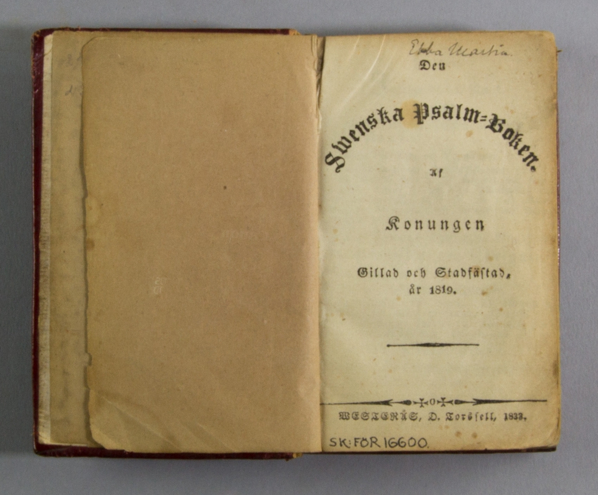 Bok, helfranskt band: "Den svenska psalmboken, af Konungen gillad och stadfästad, år 1819"  tryckt av D. Torsell i Västerås 1833.
Bandet med röda, blindpressade och guldornerade rygg och pärmar, samt guldsnitt. Pärmens sidor med blindpressat kors ovanpå blindpressade förgyllda strålar.