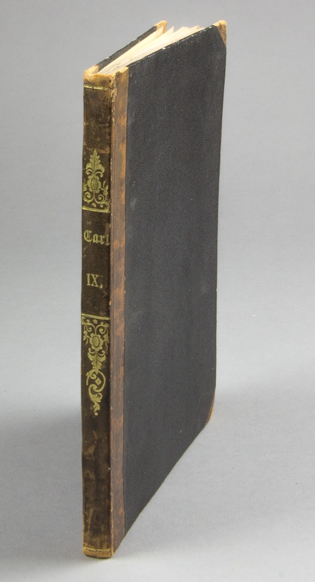 Bok, halvsaffianband: "Carl IX : historiskt skådespel i fem akter" skriven av Carl Fredrik Ridderstad, tryckt hos Isaac Marcus Boktryckeriaktiebolag och utgiven hos S. Magnus' Förlag i Stockholm 1847.

Bandet med blindpressad och guldornerad rygg. Pärmen klädd i mönsterpressat svart papper.