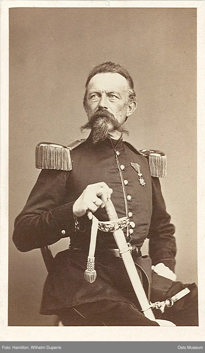 portrett, mann, sittende knefigur, uniform