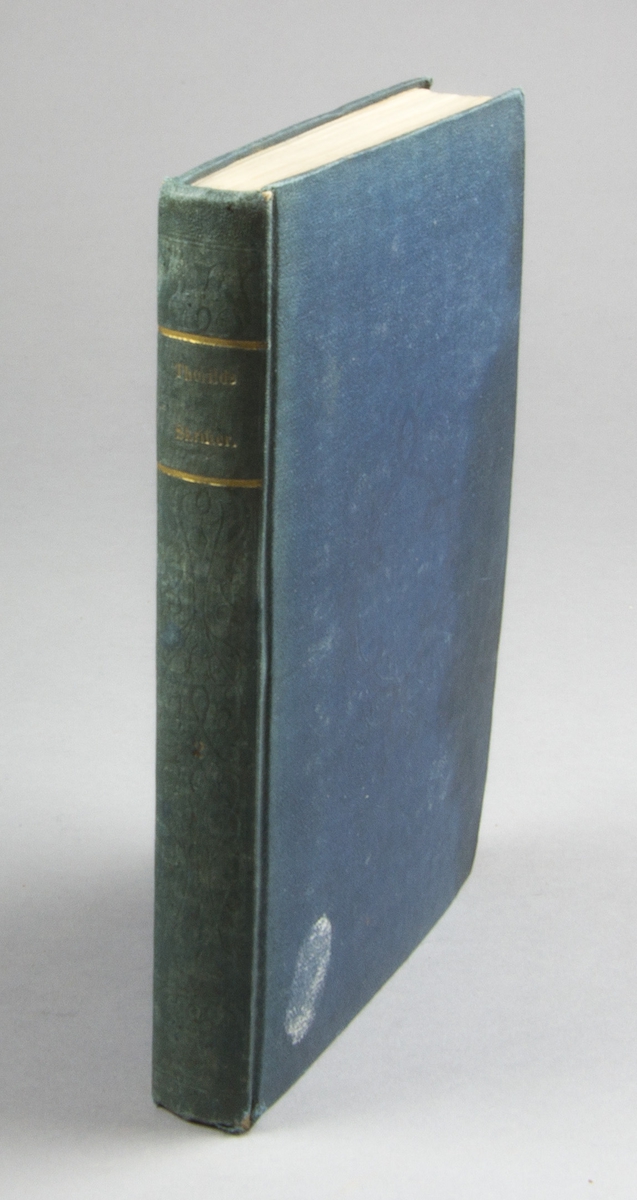 Bok, helklotband: "Thomas Thorilds samlade skrifter. Andra delen." skriven av Thomas Thorild och tryckt hos Palmblad & C. på A. Wiborgs Förlag i Uppsala 1820.

Bandet i brun klot med blindpressad och guldornerad rygg och med blindpressade pärmdekorationer.