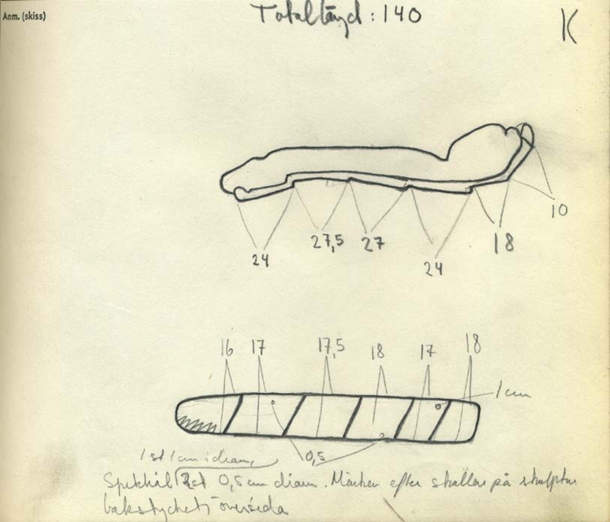 Triton med asketiskt ansikte, tvärklippt krusigt skägg och stora mustascher. Figuren är iförd en katolsk prelatmössa, en s.k. biretta. Skuldrorna och bröstet förefaller vara täckta av en klädnad. Istället för armar ses dekorativa bladslingor. Tritonens fiskstjärt slingrar sig kring stjärten till en fisk eller en delfin vars huvud är synligt vid skulpturens fotända.



Bakstycket är kraftigt och snidat i ett med skulpturen. Baksidan är försedd med hak eller urtag. Skulpturens profil är svagt S-formad.

Skulpturen är mycket välbevarad.



Text in English: Triton with ascetic face, straight-trimmed curly beard and large moustache. The figure wears a catholic prelate''s biretta. The shoulders and chest appear to be covered by a garment of some kind. The arms are replaced by leafy ornamentation. The fish tail is entwined with the tail of a fish or dolphin, the fish or dolphin head can be seen at the sculpture''s foot end.



The backboard is robust and carved in one piece with the figure. The back side of the backboard is carved with hollowed out grooves. The profile is slightly S-shaped.

The sculpture is very well preserved.