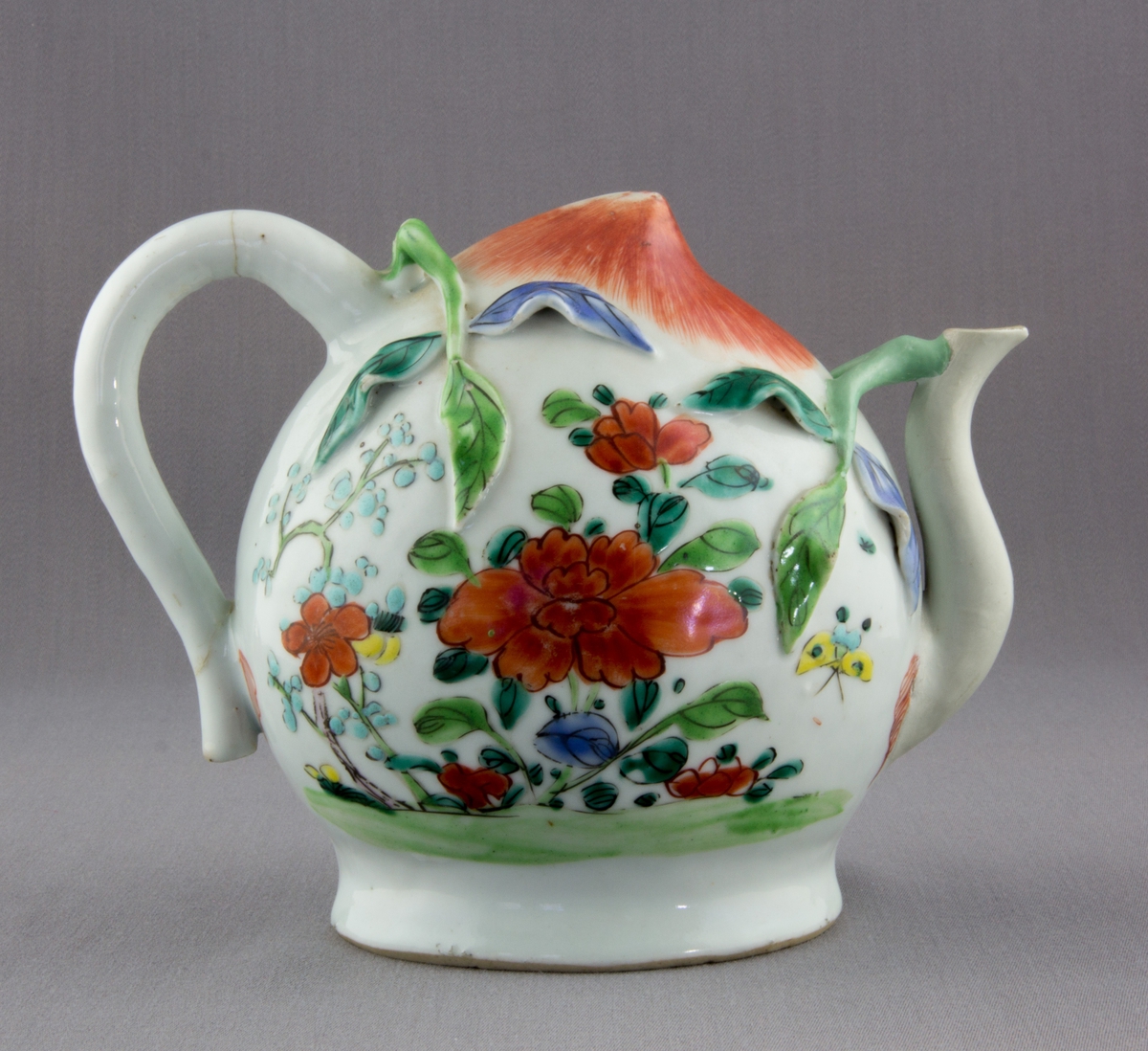 Blommor, blad, insekter, fåglar.