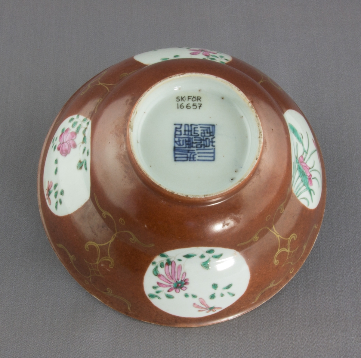 Blommor, blad, rankor.