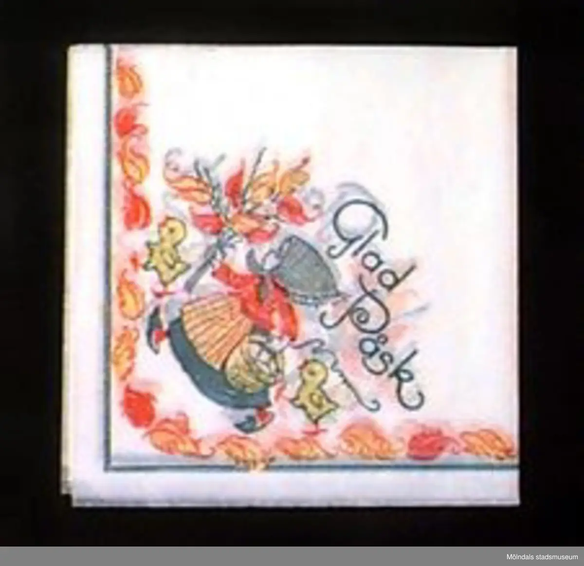 Servetter av olika slag. Gjorda av tunt papper. Alla mått anger ihopvikt tillstånd.MM02243:1 Tre kaffeservetter. Fjärils- och blommotiv i rosa och svart på vit botten. L: 124 mm. B: 124 mm. Vågklippt kant.:2 Två kaffeservetter. Rosdekor rött och svart på vit botten. L: 120 mm. B: 120 mm. Vågklippt kant.:3 En kaffeservett. Enkel blomsterrand i rött (blommmor), grönt (blad) och brunt(kvistar) på vit botten. L: 150 mm. B:155 mm.:4 Sex julservetter. Grön och röd grankvist- och blomdekor på vit botten med små röda stjärnor på. L: 180 mm. B: 180 mm.:5 Två servetter. Gröna med stora, röd/rosa blommor och gulddekor. Vit kant. L: 180 mm.B: 180 mm.:6 Åtta påskservetter. Påskkäring samt texten "Glad Påsk!" som dekor i gult, vitt och grönt på vit botten. L: 170 mm. B: 170 mm.:7 Fem påskservetter. Påskliljedekor i gult, grönt, blått och brunt på vit botten. L: 180 mm. B: 180 mm.:8 Sju vita servetter med grått korsstygnsmönster tryckt längs kanten och små guldkors. L:170 mm. B: 170 mm. Vågad kant.:9 Sju servetter med en röd kräfta och gröna dillkvistar som dekor i hörnet på vit botten. L: 190 mm. B: 190 mm. Några lite gulfläckade.