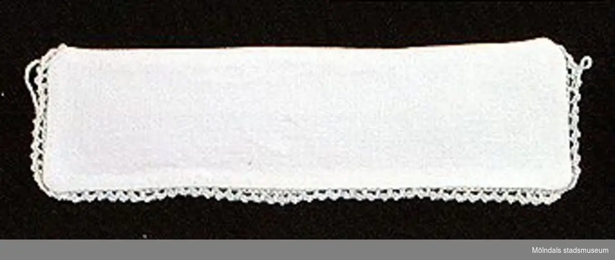 12 par vita lösmanschetter använda tillsammans med långärmade plagg. En del märkta med nr 41. 02253_1 L: 160 mm B: 55 mm._2 L: 160 mm B: 45 mm._3 L: 170 mm B: 60mm. Ribbat tyg._4 L: 190 mm B: 55 mm. Ribbat tyg._5 L: 200 mm B: 50 mm. Hålsömsprydda._6 L: 165 mm B: 80 mm. Hålsömsprydda (ej stärkta, märkta 15)._7 L: 160 mm B: 80 mm. Hålsömsprydda._8 L: 200 mm B: 50 mm. Hålsömsprydda._9 L: 180 mm B: 50 mm. Öglemönstrad spets längs kanten._10 L: 170 mm B: 55 mm. Smal spets längs kanten._11 L: 160 mm B: 45 mm. Spets längs kanten._12 L: 165 mm B: 50 mm. Ögleartad spets längs kanten.Paren förvaras i en tom chokladask (Cloetta Bristol praliner). Dessa har använts av vårdarinna Karin Hasselberg på Stretered.