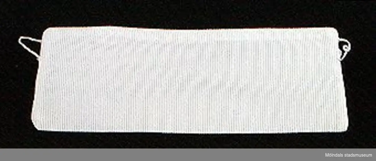 12 par vita lösmanschetter använda tillsammans med långärmade plagg. En del märkta med nr 41. 02253_1 L: 160 mm B: 55 mm._2 L: 160 mm B: 45 mm._3 L: 170 mm B: 60mm. Ribbat tyg._4 L: 190 mm B: 55 mm. Ribbat tyg._5 L: 200 mm B: 50 mm. Hålsömsprydda._6 L: 165 mm B: 80 mm. Hålsömsprydda (ej stärkta, märkta 15)._7 L: 160 mm B: 80 mm. Hålsömsprydda._8 L: 200 mm B: 50 mm. Hålsömsprydda._9 L: 180 mm B: 50 mm. Öglemönstrad spets längs kanten._10 L: 170 mm B: 55 mm. Smal spets längs kanten._11 L: 160 mm B: 45 mm. Spets längs kanten._12 L: 165 mm B: 50 mm. Ögleartad spets längs kanten.Paren förvaras i en tom chokladask (Cloetta Bristol praliner). Dessa har använts av vårdarinna Karin Hasselberg på Stretered.
