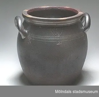 Sex stycken Höganäskrus, i mörkbrunt stengods. MM02271.
:01 Volym: 20 liter. H: 350 mm. Diam: 330 mm. 
:02 Volym: 15 liter. H: 240 mm. Diam. 330 mm.
:03 - 6 Volym: 12 liter. H: 290 mm. Diam: 290 mm.

Från Stretered centralkök. Genom Husmor Elsa Blomstrand.