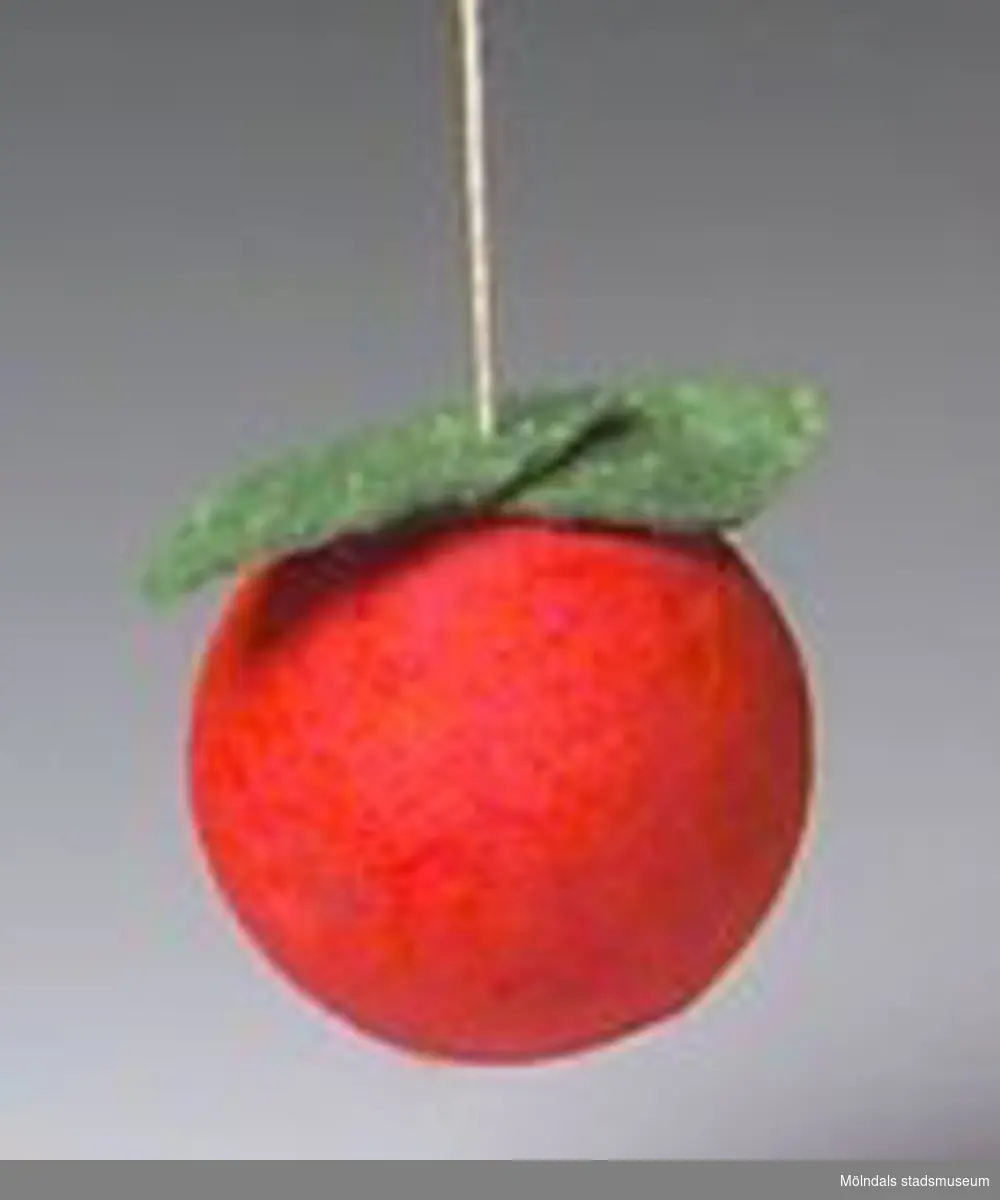 Julgranskarameller, tomtar och äpple tillverkade som pysselarbete, sannolikt på Katrinebergs daghem. MM02368:1 julgranskaramell i rött och vitt silkespapper med tomteansiktebokmärke på. Centimeterbreda veckade pappersremsor i ändarna. L: 590 mm. Diam: 50 mm.:2 Julgranskaramell i vitt och rött, som tomte med påmålat ansikte. L: 280 mm.Bredd: 60 mm.:3 Tomte av garnboll och rosa flörtkula. L: 180 mm. Diam:50 mm.:4 Tomte av rött vikt papper och bomull. L: 110 mm. Bredd: 65 mm.:5 Tomte av tallkotte, vit flörtkula och rött crépepapper. L: 150 mm.:6 Julgransäpple av röd flörtkula. L: 50 mm.:7 Hjärta av flätat halmband. L: 140 mm. B: 70 mm.Gåva av Katrinebergs Daghem genom Birgitta Bilting.