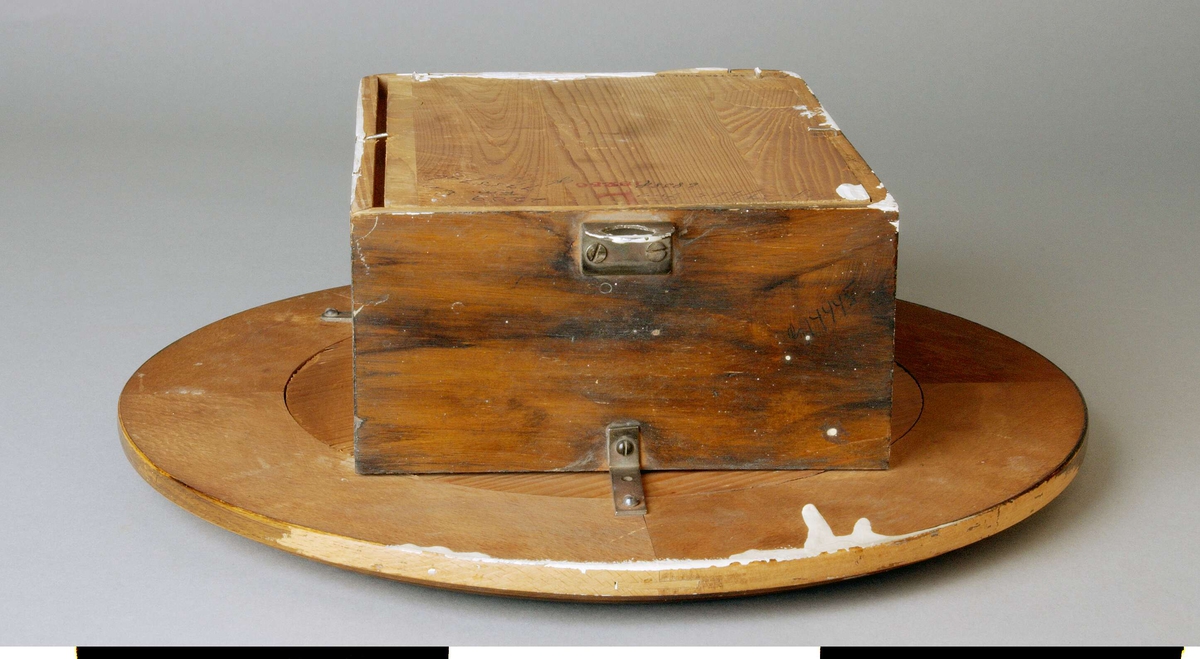 Väggur A, med löstagbar baksida B, och pendel C.
Rund urtavla med arabiska siffror och rund ram. Två visare, ett hål för uppdragning och en åttauddig stjärna med ett J och "UNGHANS" inuti. 
Urverket sitter i en låda av trä skruvad mot urtavlan. Lådan med två runda glasfönster, ett på var sida, och en nedfällbar botten. Det är märkt med samma stjärna som urtavlan och texten: WURTTEMBERG, B 25, 168. Upphängning i lådans översida. 
Anteckningar: Rep 27/765 Frej (? svårläsligt), 2209 Fm, 68 38 R, 77557 gb, gb rep 5/6-62. En stämpel i rött: L 18256.