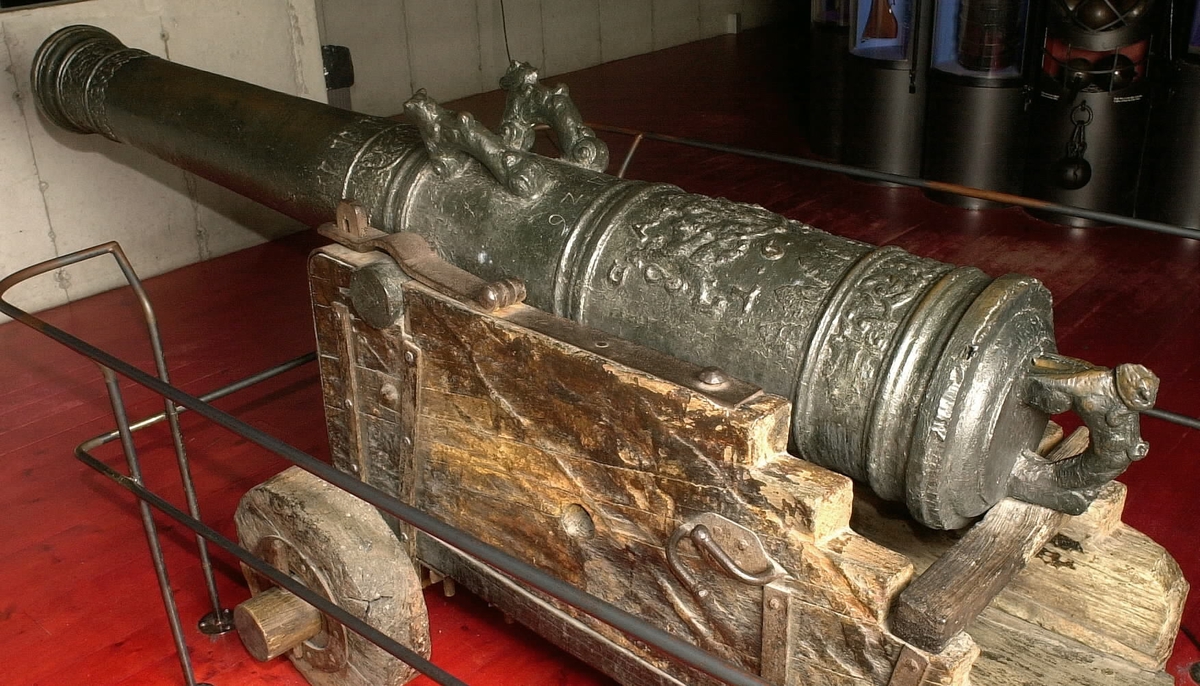 Kanonrör av brons.
Gjutet riksvapen med initialerna G.A.R.S och årtalet 1626. Framför axeltappen finns ornament och Vasekärven. Vid mynningen finns akantusblad och sjöhästar.
Siffrorna 9 2 12 finns inristade strax bakom delfinerna.