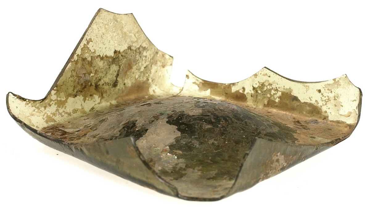 Botten till fyrsidig glasflaska. Glaset är grönfärgat.

2015: 05549a broke into three smaller pieces during handling, labled 05549 a, b, c. 05549a-d have moderate scaling.  All pieces are light green in color, and 05549d has pontil mark.