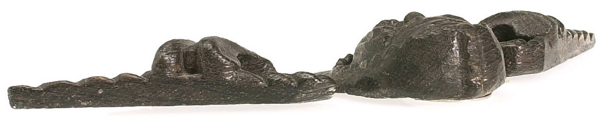 Kerub.
Skulptur i form av ett litet, runt kerub- eller gummansikte med böjd näsa, liten mun, tjocka kinder och kraftigt rynkad panna.
Ansiktet inramas helt av en tättslutande, mössliknande huvudbonad med flikig framkant. Den kombineras med en bred krage från vilken det utgår dekorativt formade vingar med pålagda broskornament. Baksidan är slät.
Skulpturen är mycket välbevarad.

Text in English: Sculpture of a small, round face of an old woman or cherub, with a curved nose, small mouth, plump cheeks, and heavily wrinkled forehead.
The face is wholly framed by a close-fitting covering like a night cap with a lobed front edge. This is combined with a wide collar from which extend large decoratively formed wings with applied earshell work. The back is flat.
The sculpture is very well preserved.