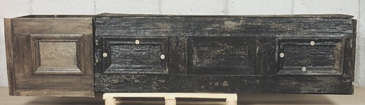 List till kistbänk från kajutan. Listen är profilerad, med snedskurna ändar.