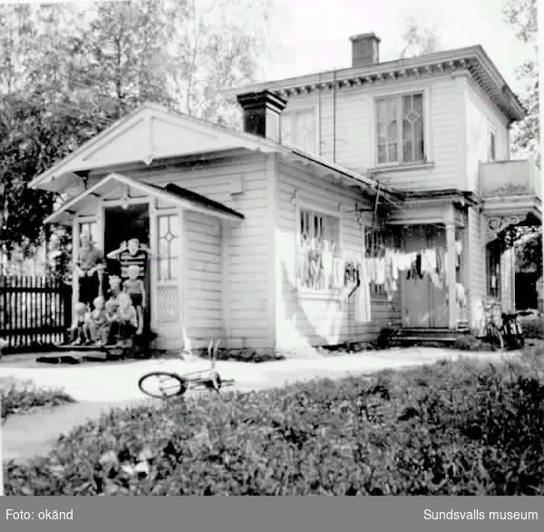 Barn framför bostadshus i Fagerdal. Även på bild nr. 000063.