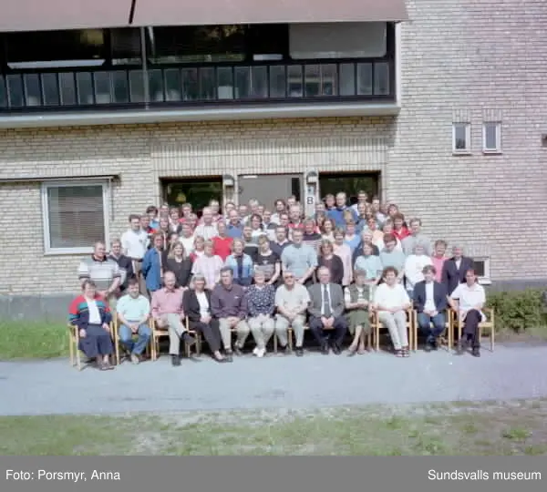 SCA Graphic Research AB (Forskningslaboratoriet). Detaljerbilder på väggutsmyckningen i matsalen. Gruppbild på personalen fotograferad utanför gamla entrén: 1. Rut-Marie Sjöqvist 2. Bengt Widberg 3. Folke Österberg 4. Maj-Britt Pettersson 5. Juahani Lehhtinen 6. Boel Nilsson 7. Charley Öman 8. Örjan Pettersson 9. Inger Nygren 10. Birgitta Lindberg 11. Eva Lindström 12. Helene Ström 13. Margit Modig 14. Birgit Rundqvist 15. Britt-Marie Säll 16. Ejvor Jonsson 17. Karin Stjernholm 18. Lena Ruda 19. Markus Berndt 20. Alla Timofitck. 21. Annika Pettersson 22. Anette Bergman 23. Margareta Tjärnberg 24. Bitgitta Grass-Backlund 25.? 26. Anders Johansson 27. Olle Söderström 28. Lena Hultgren 29. Inger Öckerstedt 30. Anna Arvidsson 31. Susanna Gunnars  32. Rickard Boman 33.Torbjörn Gerbrat 34. Maria Forslund 35. Maria Jonsson 36. Karin Åkerdal 37. Elisabeth Olsson 38. Ann-Britt Sundvall 39. Ann-Marie Runebjörk 40. Görgen Nordlander 41. Sara Kettle 42. Inger Åsell (bakom Renate Gernent) 43. Sten Larsson 44. Liviu Laias 45. ? 46. Sara Edström 47. Bo Westerlind 48. Ulla-Britt Kallberg 49. Mats Söderberg 50. Åsa Pontén 51. Stefan Damberg 52. Lennart Konradsson. 53  Annelie Neuman (54.dubbelnr:34) 54. Kent Malmgren 56. Rolf Andersson 57. Thomas Nordqvist. 58. Håkan Persson 59. Patrik Engström 60. Roger Blomberg 61. Anders From 62.Tomas Boman 63. Ullrika Andersson 64. Staffan Palovaara 65. Carl-Åke Karlsson 66. Bengt Nordström 67. Nils Hagen 68. Kjell Wilhelmsson 69. May Johansson 70. Jan Nordin 71. Barbro Hultqvist  72. Rickard Hägglund 73. Anne Persson 74. Anna Zetterqvis 75. Sören Säll.