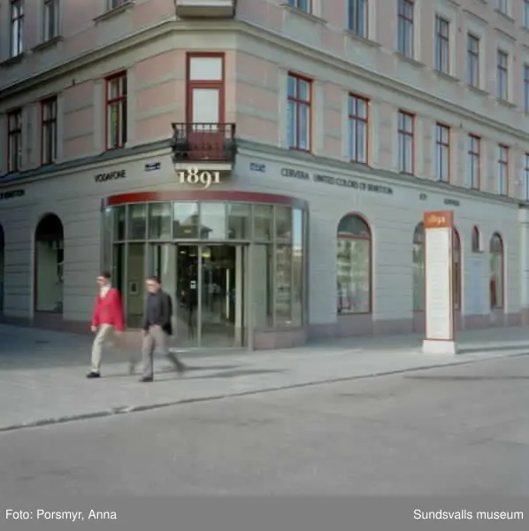 Tidstypiska  bilder från stenstaden, med hänsyn taget till tidens olika utryck. Skyltar, reklam, nya och äldre företeelser som förändras.