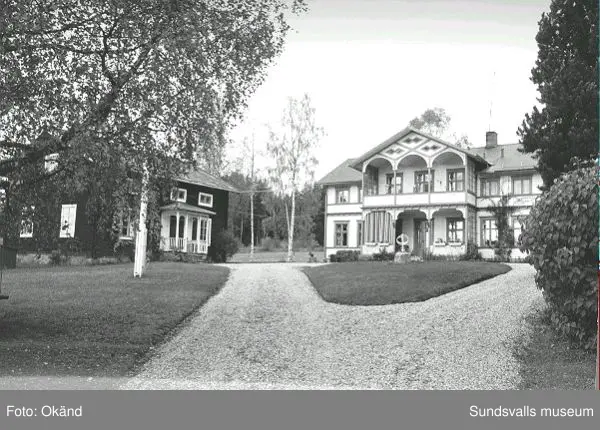 Byggnader, uthus, värdshus landskap. Torp, Fränsta.

Bild 17 Fränsta centrum, gamla apotekshuset, Konsum, gamla bankhuset, gamla posthuset.