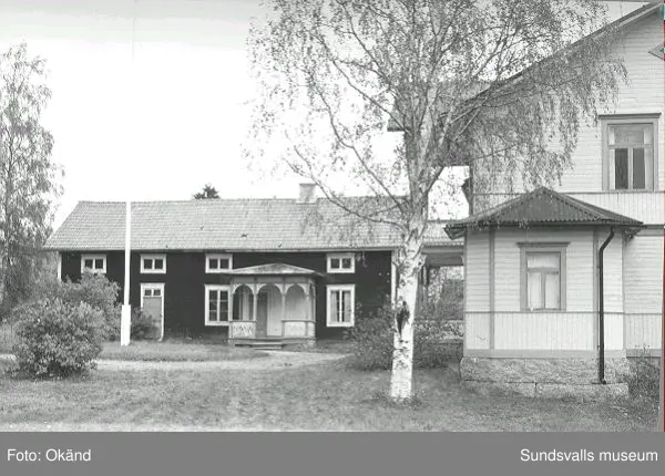 Byggnader, uthus, värdshus landskap. Torp, Fränsta.

Bild 17 Fränsta centrum, gamla apotekshuset, Konsum, gamla bankhuset, gamla posthuset.