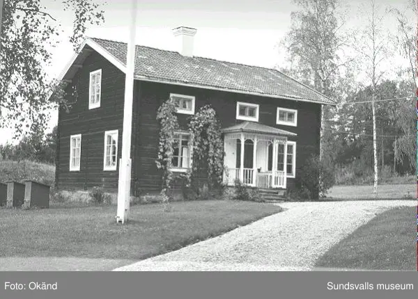 Byggnader, uthus, värdshus landskap. Torp, Fränsta.

Bild 17 Fränsta centrum, gamla apotekshuset, Konsum, gamla bankhuset, gamla posthuset.