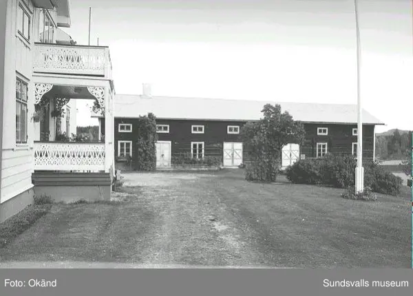 Byggnader, uthus, värdshus landskap. Torp, Fränsta.

Bild 17 Fränsta centrum, gamla apotekshuset, Konsum, gamla bankhuset, gamla posthuset.