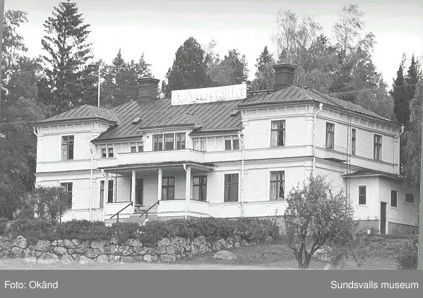 Byggnader, uthus, värdshus landskap. Torp, Fränsta.

Bild 17 Fränsta centrum, gamla apotekshuset, Konsum, gamla bankhuset, gamla posthuset.
