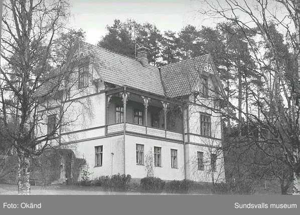 Byggnader, uthus, värdshus landskap. Torp, Fränsta.

Bild 17 Fränsta centrum, gamla apotekshuset, Konsum, gamla bankhuset, gamla posthuset.
