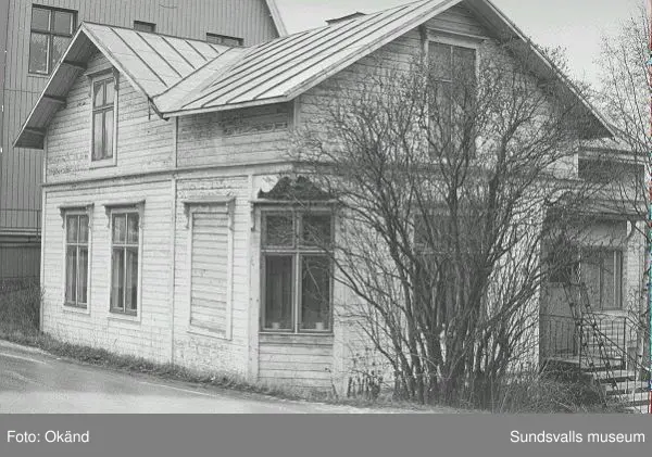 Byggnader, uthus, värdshus landskap. Torp, Fränsta.

Bild 17 Fränsta centrum, gamla apotekshuset, Konsum, gamla bankhuset, gamla posthuset.
