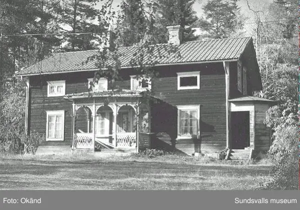 Byggnader, uthus, värdshus landskap. Torp, Fränsta.

Bild 17 Fränsta centrum, gamla apotekshuset, Konsum, gamla bankhuset, gamla posthuset.