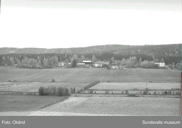 Byggnader, uthus, värdshus landskap. Torp, Fränsta.

Bild 17 Fränsta centrum, gamla apotekshuset, Konsum, gamla bankhuset, gamla posthuset.