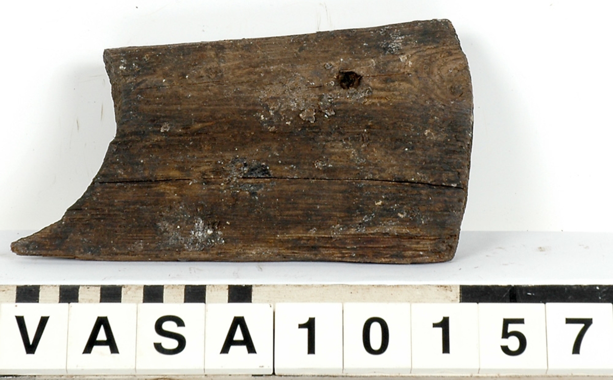 Del av skiva till lavetthjul. 30 mm bred fasad kant på ena sidan. 1 st. spikhål.

För mer information se Dokumentationsblankett under Referenser – Länkade filer.