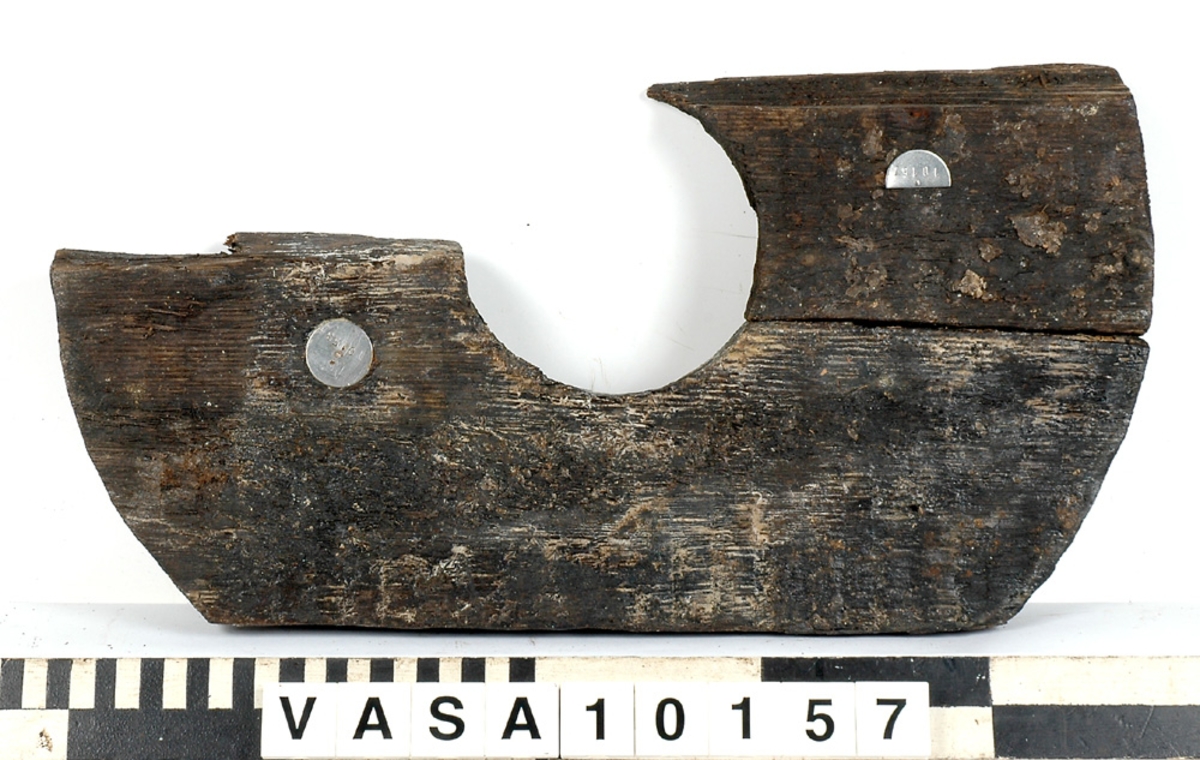 Del av skiva till lavetthjul. 30 mm bred fasad kant på ena sidan. 1 st. spikhål.

För mer information se Dokumentationsblankett under Referenser – Länkade filer.