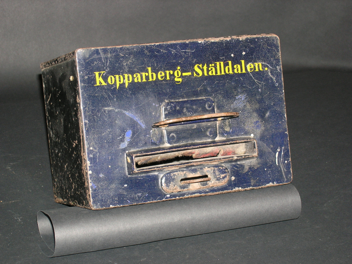 Insatsbrevlåda med brevinlägg och tömningslucka på ovansidan.