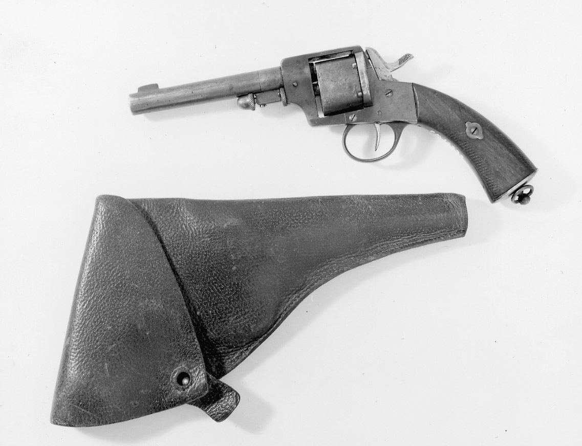 Revolver modell 1871 av 11 mm kaliber. Revolvern är en s k hanspännare (för att fyra av skott var användaren tvungen att först spänna hanen), avsedd för 6 patroner med central antändning. 

Tillverkningsnummer: 6477

Konstruerad av August Fredrik Hagström. Avsedd för vaktbetjänt som medföljer landsvägspost. Revolvern tillverkades huvudsakligen av A. Francotte i Liége, Belgien men även av Husqvarna Vapenfabriks AB. I en Kgl skrivelse av den 8 maj 1874 medgives att dylika revolvrar av 1871 års modell får inköpas från arméförvaltningen för beväpning av postiljonerna. Detta fyra år innan artilleriet i svenska armén utrustades med dem. 

Auguste Francotte & Companie, Liege