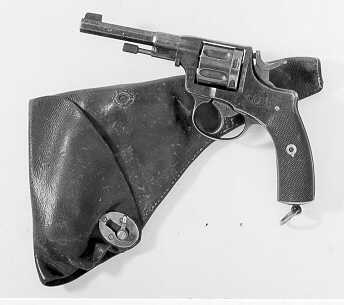 Revolver av modell 1887 för lantbrevbärare.

Nagents konstruktion är avsedd för 6 st centralantändningspatroner med en kaliber av 7,5 mm (7,5 Suedois). Revolvern är försedd med s k dubbelspänning, den kan alltså avfyras enbart med avtryckaren eller genom att först spänna hanen. 

Posthorn inristat på kolven. På kolven, undertill,sitter en metallögla.

Slagstiftet avkortat, fungerar ej.