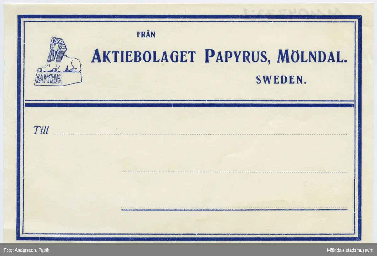 2 st adressetiketter/ark som användes till produkterna som exporterades från Papyrus i Mölndal.Uppe till vänster av etiketterna finns Papyrus logotyp (en sfinx) förtryckt i mörk/ljusblått.MM04773:1: Förtryckta uppgifter/ord: "FRÅN AKTIEBOLAGET PAPYRUS, MÖLNDAL. SWEDEN.Till..."Storlek:Längd: 99 mmBredd: 146 mmMM04773:2: Förtryckta uppgifter/ord: "AKTIEBOLAGET PAPYRUS MÖLNDAL SWEDENTill..."Denna etikett är självhäftande.Storlek:Längd: 102 mmBredd: 147 mm