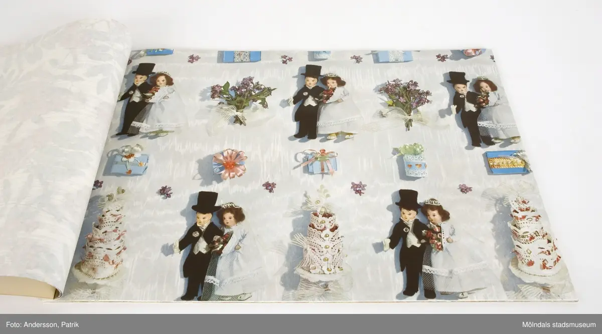 1st bok/häfte med flera pappersprover med olika mönster och motiv.Dassa pappersprover kan ha varit prover för Presentpapper, Kökslådepapper eller Bordsdukar.Varje pappersark har ett motiv eller mönster. På baksidan av varje ark står det ett nummer och vad det är för möster.Omslaget av pappersprovboken är vitt. På framsidan längst ner står det tryckt med mörkgröna bokstäver: "FANTASIE-PAPIER-1965 KOLLEKTION-NON-SEASONAL PAPERS-1965 COLLECTION-PAPIERS PHANTASIE-COLLECTION 1965"Det finns också en mörkgrön logga i mitten av framsidan.Storlek på pappersprovsboken:Längd: 335 mmBredd: 486 mmDjup: 4 mm