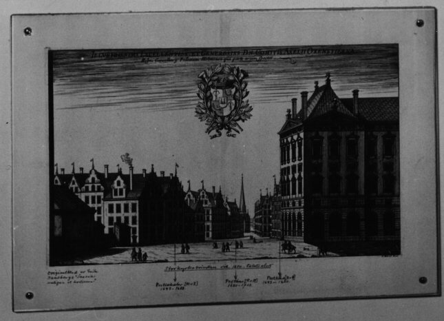 Storkyrkobrinken i Gamla Stan, Stockholm.

Stockholms postkontor markerade i efterhand.

Betraktaren befinner sig uppe vid slottet, och tittar ner mot Riddarholmskyrkan som syns i bakgrunden. Till höger i bild ett stort stenhus, till vänster är husen mindre. Mitt på himlen är en vapensköld avbildad.