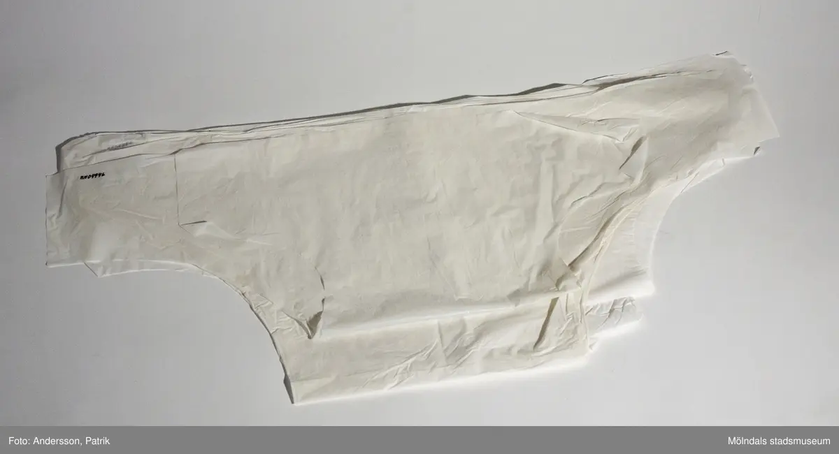 5 st vita snibbar i olika storlekar som troligvis har tillverkats av Mölnlycke AB mellan 1950 - 1980-tal.Snibbarna är timglasformade i vit, tunn plast och fungerade som en ficka att lägga en blöja i. Sedan knöt man snibbarna vid barnets sidor, på höfterna.  Dessa snibblöjor hade namnet "Krabat".MåttBredd: 605 mm, Längd: 207 mm, Längd: 415 mm (Uppvikt)Bredd: 595 mm, Längd: 220 mm, Längd: 440 mm (Uppvikt)Bredd: 580 mm, Längd: 280 mm, Längd: 560 mm (Uppvikt)Bredd: 570 mm, Längd: 265 mm, Längd: 530 mm (Uppvikt)Bredd: 560 mm, Längd: 265 mm, Längd: 530 mm (Uppvikt).Det finns inga uppgifter om givaren.