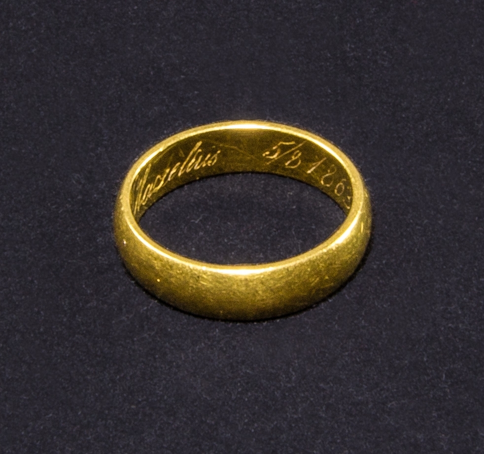 Förlovningsring av guld. Slät. Stämplad: "E.L., 23K, u, 15". Med påskriften: "Artur Hazelius 5/8 1863".