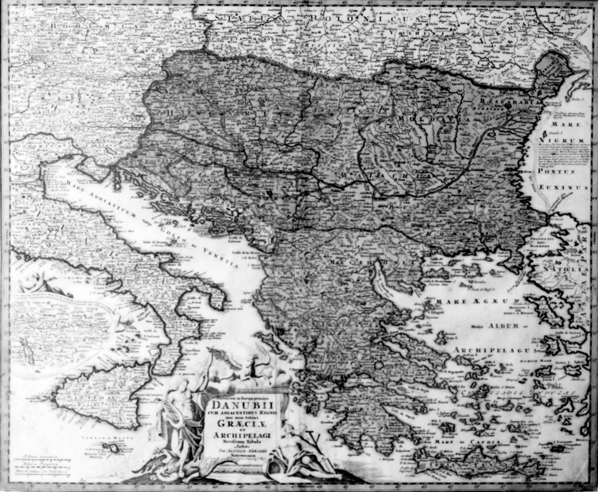 Karta över Grekland från början av 1700-talet. Tillverkad
avJ.B. Homann, N~rnberg, Tyskland. I kartans nederkant finns en
storkartusch med allegoriska figurer och med texten se MRK.
Kartansyttermått är BR 610 mm och HD 515 mm. kartan är inramad.
Uttagen urramen 19921019 och placerad i dok.saml.
