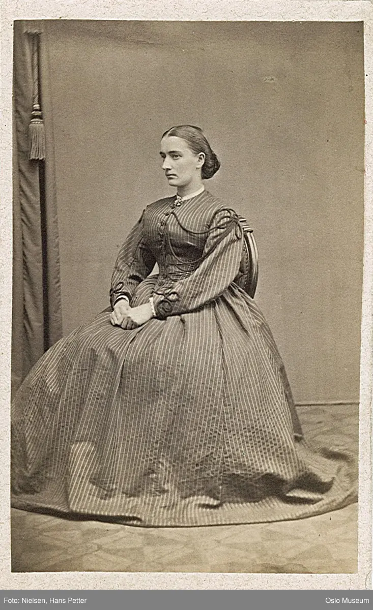 portrett, kvinne, sittende helfigur